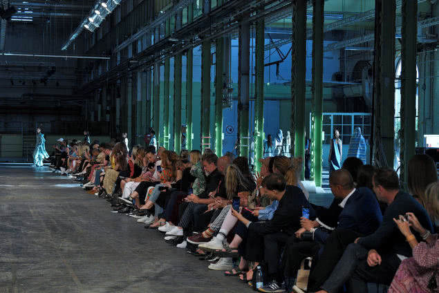 Die Reihen der Kopenhagen Fashion Week sind voll besetzt. Mit dabei ist natürlich auch Bloggerin Emili Sindlev. Copyright: Catwalk Pictures