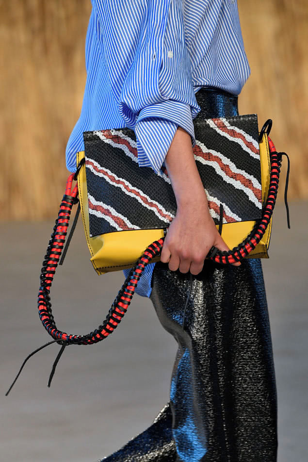 It's all about details. Das Label By Malene Birger zeigt, wie man Farbe im reduzierten dänischen Look richtig in Szene setzt. Copyright: Catwalk Pictures